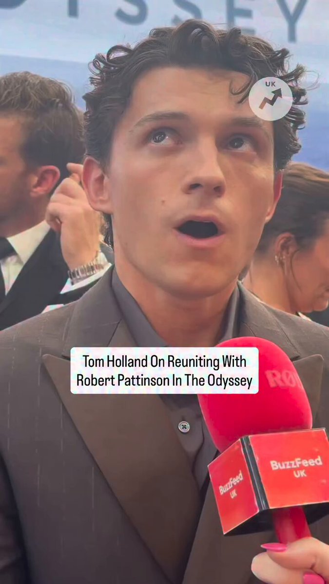 Tom Holland comenta para o BuzzFeed sobre sua terceira colaboração cinematográfica ao lado do ator Robert Pattinson: — "Eu absolutamente amo trabalhar com o Rob. Ele é o tipo de ator que eu acho... acredito que toda vez que trabalhei com ele, saí do set sendo um ator melhor. Acho que ele te desafia de uma maneira muito boa. Ele é o tipo de ator que exige muito foco, porque ele faz escolhas ousadas e muda de direção muito rapidamente. Então você precisa prestar muita atenção no que ele está fazendo." O ator também aproveitou para comentar sobre a importância da produtora Emma Thomas no set de filmagem: — "Um salve para a Emma também. A Emma é verdadeiramente uma mulher incrível e, para mim, neste trabalho, poder conhecê-la e passar um tempo com ela foi realmente como uma tábua de salvação maravilhosa. Porque, sabe, o Chris [Nolan] está sempre ocupado e focado no set, e alguns dias de gravação eram extremamente intensos. Então, ter alguém como a Emma no set, que também comanda o navio, sendo tão gentil e acolhedora comigo... sou muito, muito grato pelo relacionamento que construí com ela." 📽️: buzzfeeduk (