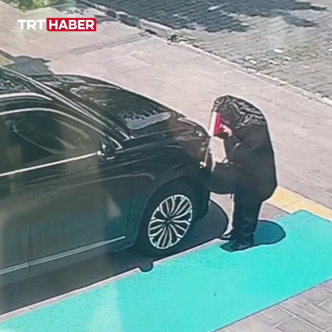 🇹🇷Kars'ta yaşlı bir kadın, valilik binası önünden geçerken makam aracındaki Türk bayrağını öptü.