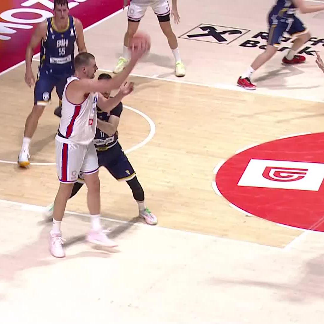 Jokic'in ensesindeki gözleri unutup yardım savunmasına gelen rakip savunmacı...