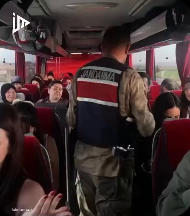 Çevirmede kontrole gelen jandarmaya yolculardan resital