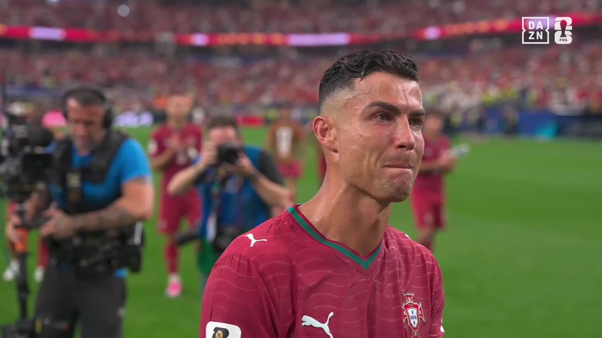 LAS LÁGRIMAS DE CRISTIANO RONALDO, LLORANDO DESCONSOLADO TRAS LA ELIMINACIÓN DE PORTUGAL 🥹 Se despide de los Mundiales una leyenda 🐐🇵🇹 #DAZNMundial #FIFAWorldCup