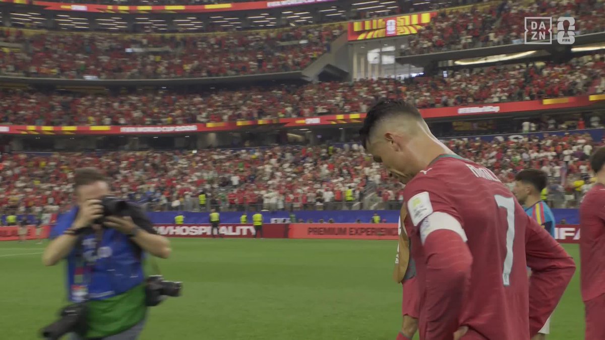CRISTIANO MIRANDO AL SUELO, CONSOLADO POR LAMINE YAMAL 💔 LEVANTA LA CABEZA, PORQUE HOY HAS PERDIDO, PERO ERES LEYENDA DE ESTE DEPORTE #DAZNMundial