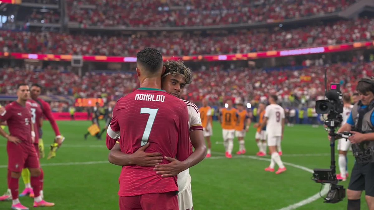 ¡UN GRAN GESTO DE LAMINE! Tras el pitazo final, Yamal se acercó a Cristiano Ronaldo y le dió un abrazo al astro portugués. ⚽ #ESPNMundial 📺 Mirá los mejores partidos de la #FIFAWorldCup por ESPN, en el Plan Premium de #DisneyPlus