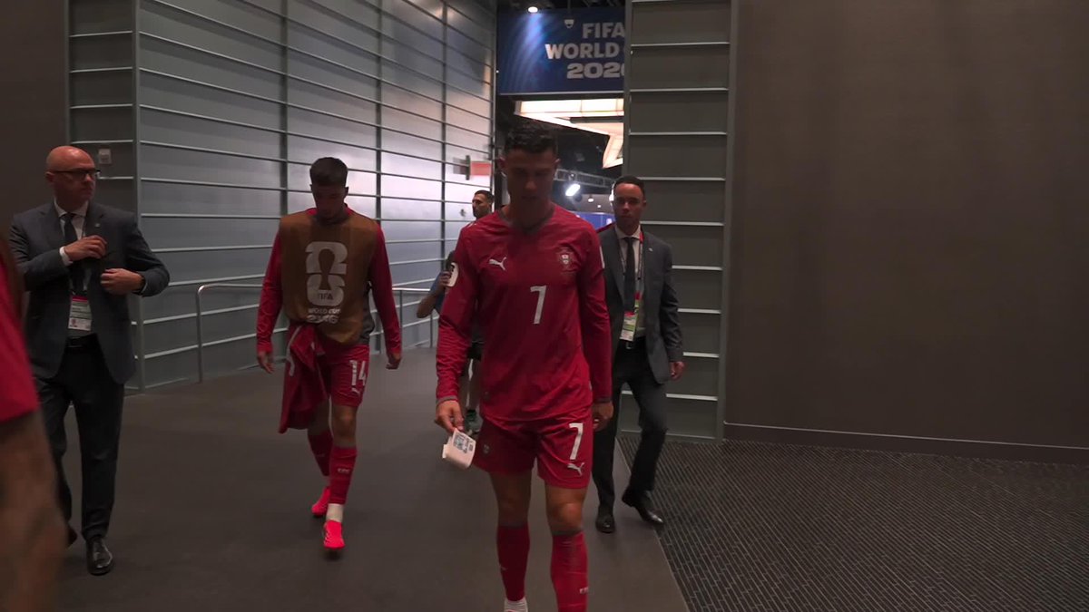 UN VIDEO QUE NOS DUELE A TODOS LOS FUTBOLEROS: Cristiano Ronaldo yendo al vestuario, la última imagen de CR7 en una Copa del Mundo 💔🥺 ⚽ #ESPNMundial 📺 Mirá los mejores partidos de la #FIFAWorldCup por ESPN, en el Plan Premium de #DisneyPlus