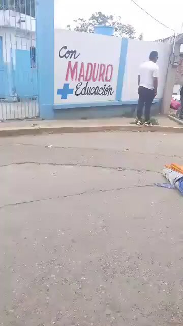 🚨 En Carayaca llegó comida y la guardaron para la jefatura. Militares, DGCIM, SEBIN, milicianos y las viejas malditas del CLAP robándose la ayuda humanitaria. ¿Quién ordenó esto? Delcy Rodríguez. La gente muriendo de hambre mientras ellos se llenan los bolsillos. ¡Indignante! 🇻🇪 #Venezuela