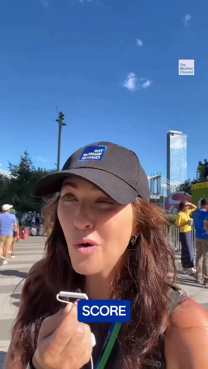 A prime 1 on our Fan Comfort Index is a soccer fan's dream. ⚽️🌤️ The Brooklyn Fan Zone absolutely understood the assignment (and even the pups approved).