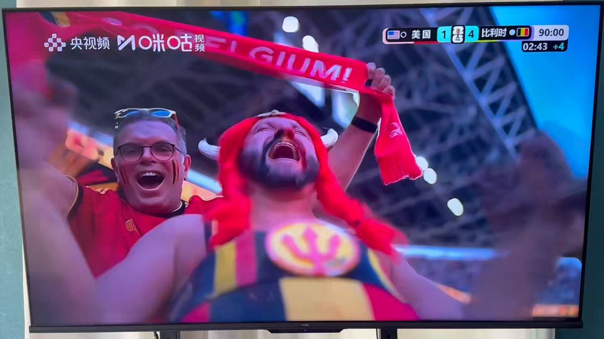 世界杯🏆历史上超级超级大失误！！美国🇺🇸队1比4大溃败！！美加墨东道主全部出局！！ 本场比赛前，美国队因前锋巴洛贡的红牌停赛风波备受争议。尽管国际足联在赛前宣布暂缓执行其禁赛处罚，使得巴洛贡得以首发出战，但美国队依然未能凭借主场之利阻挡住比利时队的攻势。 经过90分钟的激烈角逐，美国队不断犯各种低级失误！发挥极其失常！！最终以1-4惨败于对手，遗憾止步16强。随着本场比赛的失利，美国队成为本届世界杯第三支出局的东道主球队。