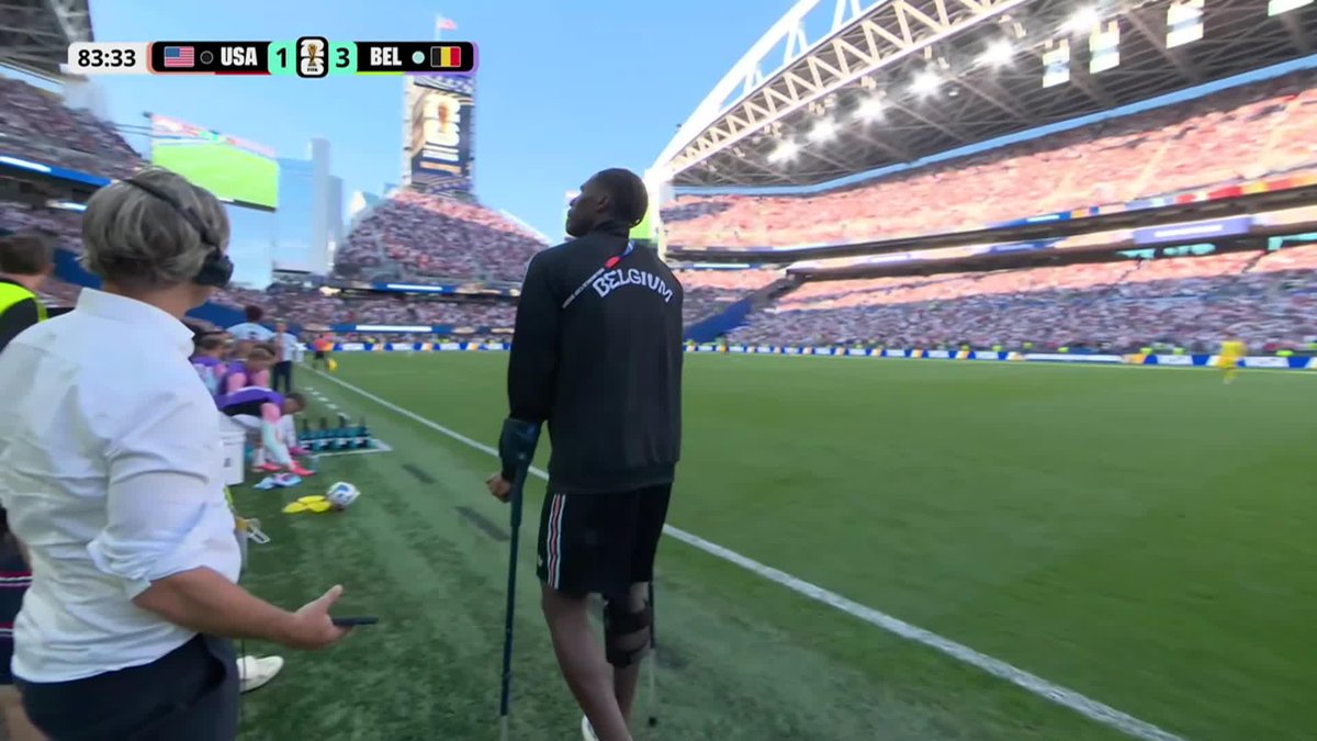 EL MOMENTO TRISTE DE LA VICTORIA DE BÉLGICA: Onana se lesionó en el PT, tuvo que dejar el campo de juego y reapareció en el ST con muletas. ⚽ #ESPNMundial 📺 Mirá los mejores partidos de la #FIFAWorldCup por ESPN, en el Plan Premium de #DisneyPlus