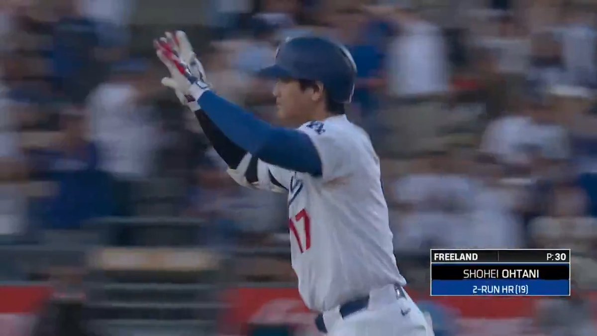 大谷翔平、第19号ホームラン! 反対方向に逆転2ラン本塁打💥 ↓ 飛距離:115.5 m 打球速度: 170.4キロ 角度:29度 . 【シーズン成績】 打率.290 19本塁打 53打点 OPS.936 出塁率.404 長打率.532 #大谷翔平 #ドジャース