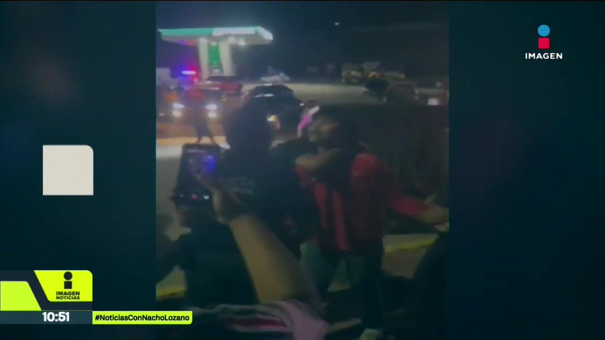 Miren la brutal agresión de 5 policías contra un menor de edad en #Chiapas. Todo ocurrió mientras el joven y sus amigos festejaban a la #SelecciónMexicana luego del partido contra Inglaterra. ¿Qué ocurrió? Esta fue la explicación que dieron las autoridades: