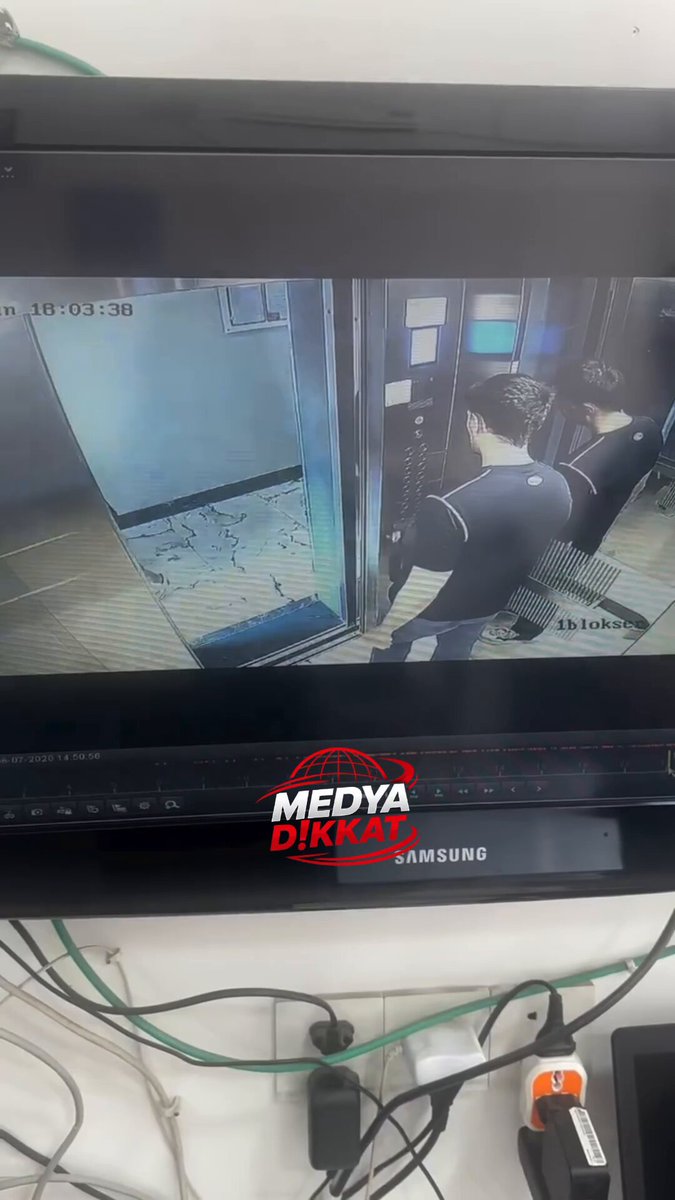 Asansöre binmek isteyen çocuğu tekmeleyerek içeri almadı!