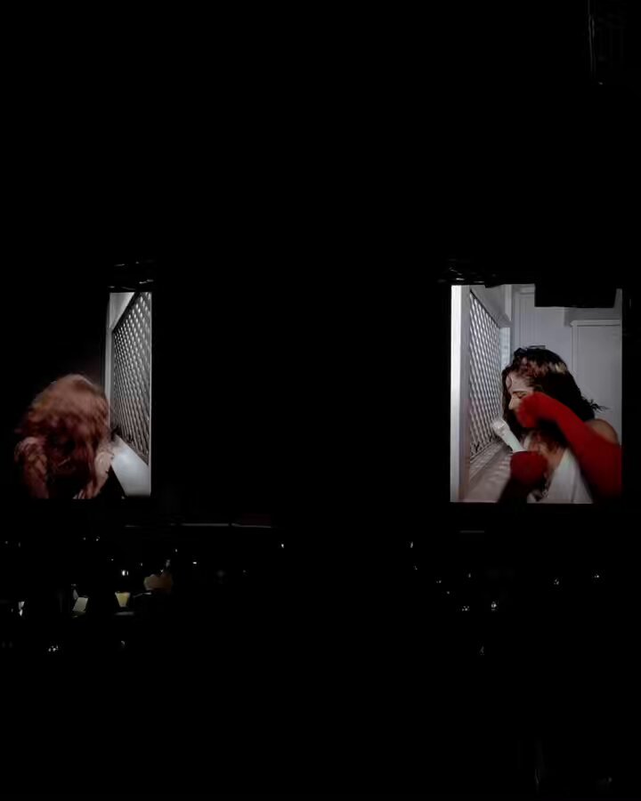 📹 Chappell Roan fue la invitada al confesionario de ROSALÍA en el LUX TOUR en Oakland (California).