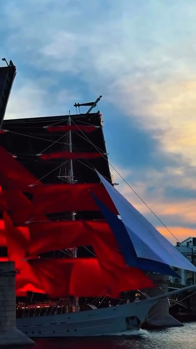 From Italy’s Amerigo Vespucci gliding past the Statue of Liberty to Russia’s Scarlet Sails brig in full rehearsal. Tall ships like these show how nations still project power through elegance and heritage.