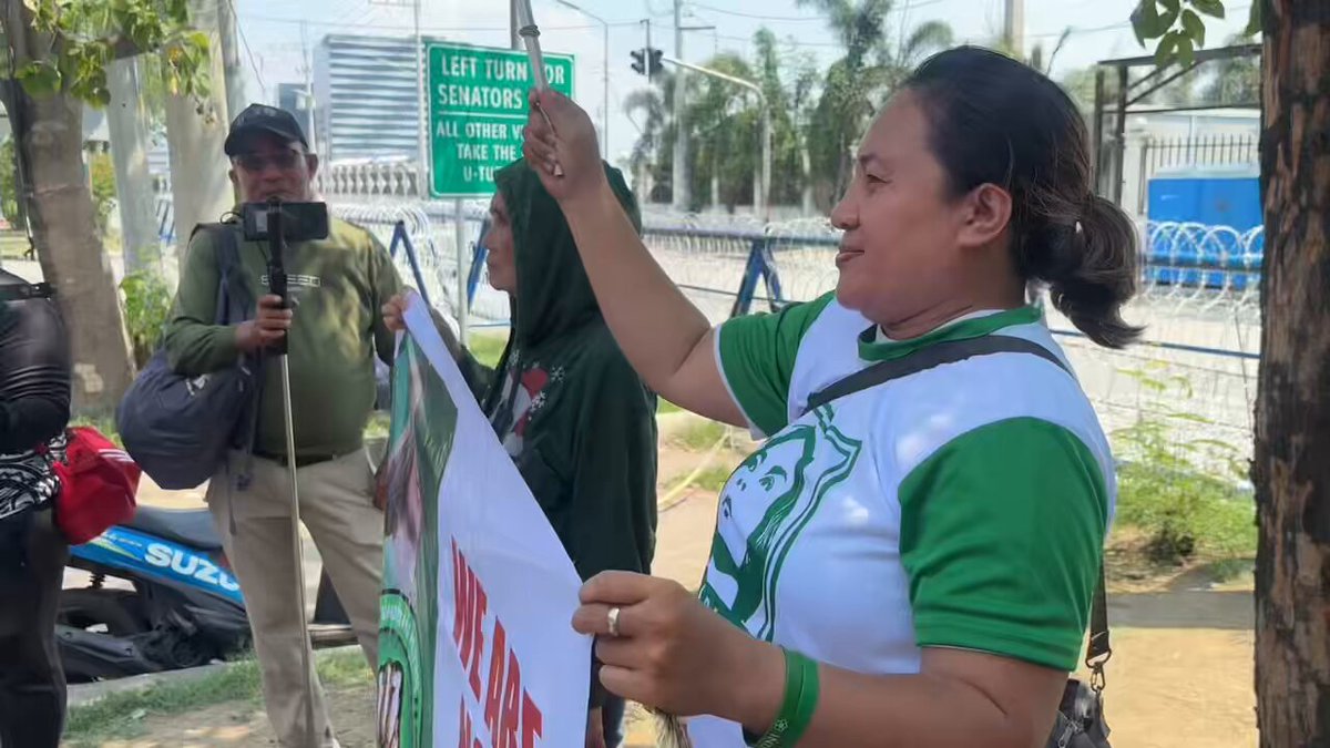 ‘MAHAL NA MAHAL KA NAMIN’ Emosyonal na ipinahayag ni Rochelle Penonia ang kanyang suporta kay Vice President Sara Duterte habang iwinawagayway ang watawat ng Pilipinas sa labas ng Senado ngayong Martes, Hulyo 7. | via Jessie Cruzat