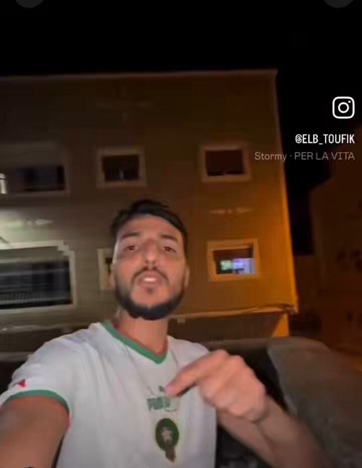 Voici les enfants qui étaient sur le toit en train de regarder le match ,ils sont originaires de Taza , sa majesté Mohamed 6 leurs a envoyé un cadeau 🎁 FIFA World Cup #morocco