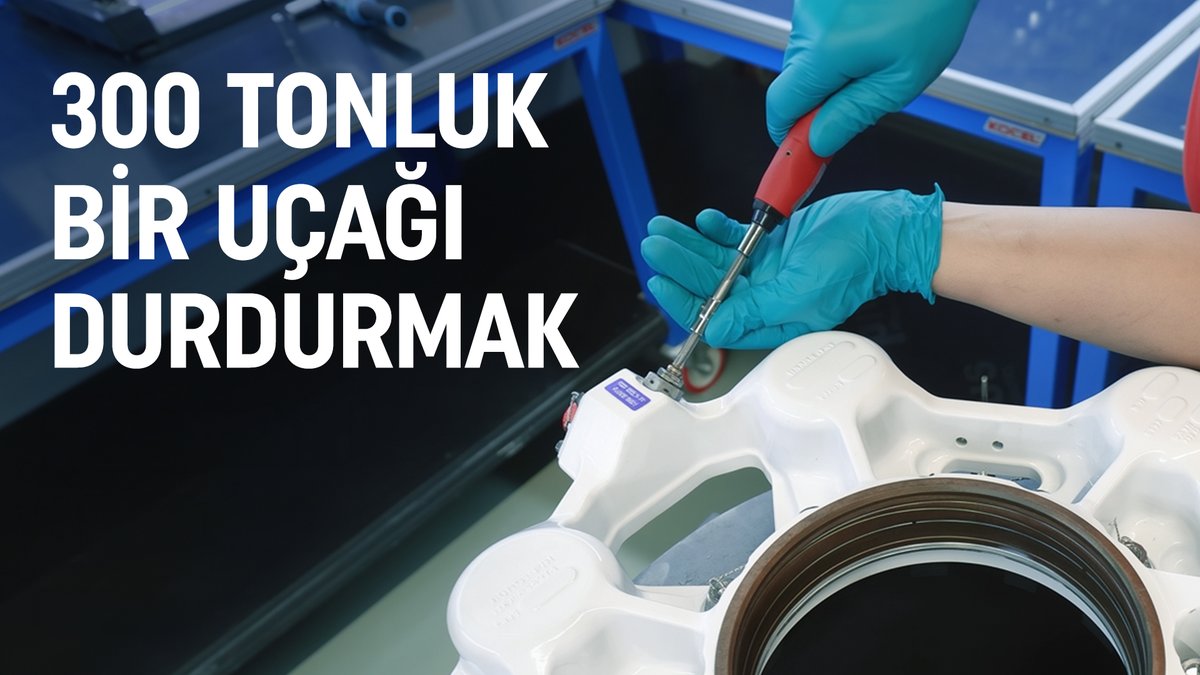 Pistte maksimum kontrol. 🛡️ Uçaklar aynı havada olduğu gibi yerdeki hareketini kontrol etmek için kapsamlı bir sisteme sahiptir. Bu sistemin en önemli parçalarından biri de frendir. Uçaklarda itme tersleyicileri, hız frenleri ve iniş takımları içinde yer alan disk frenleri gibi çeşitli frenleme sistemleri bulunmaktadır. Dışarıdan görünmeyen bu disk frenleri; uçağı durdurmanın yanı sıra yerdeki manevralarda ve zaman zaman iniş esnasında hız kesmek için de kritik bir rol üstlenir. Bu nedenle uçak disk frenlerinin her koşulda en iyi performansı sergilemesi önem arz eder. Her hafta 50’den fazla disk freninin bakımını tamamlıyor ve uçuşa hazır hale getiriyoruz. Fren hizmetlerimiz hakkında daha fazla bilgi edinmek için adresini ziyaret edin. #TurkishTechnic #MROThanEver