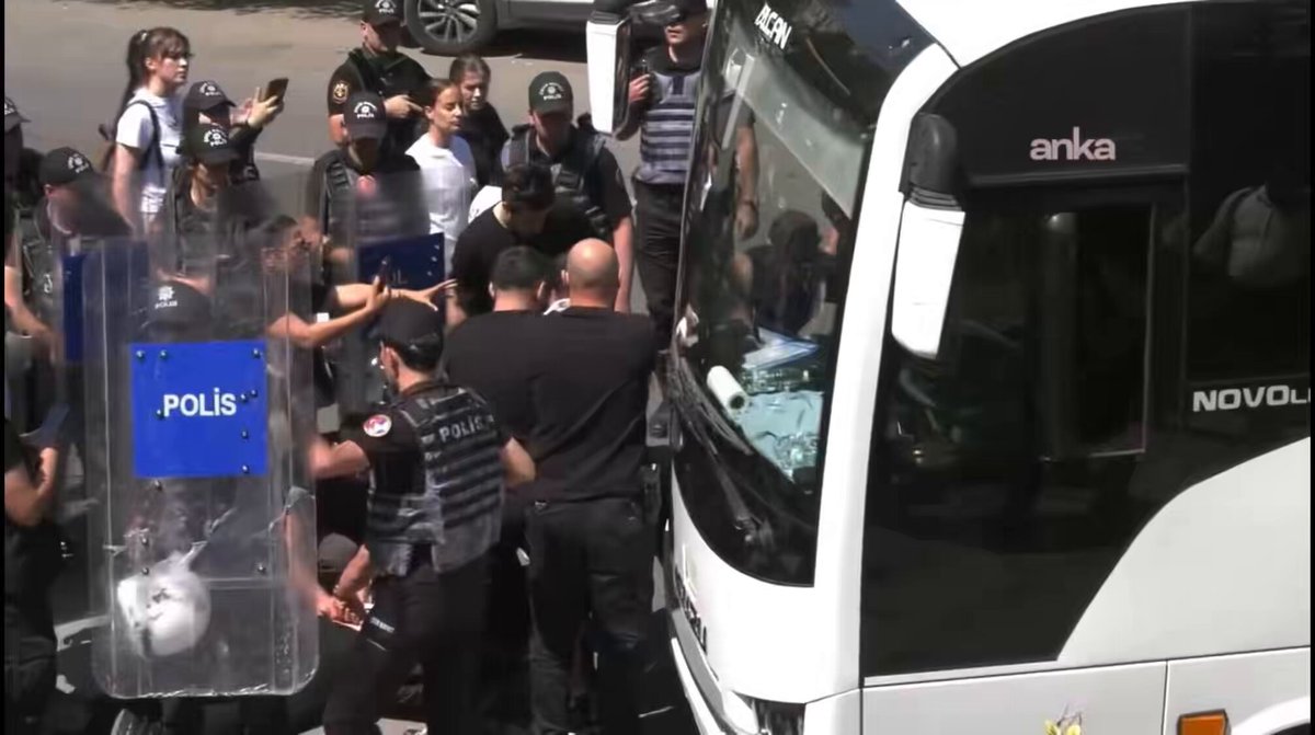 NATO'ya karşı Ankara'da sokağa çıkan yurttaşlar, yere yatırılıp ters kelepçe ile gözaltına alındı.