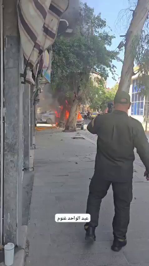 🚨⚡️ عـاجـل | تحديث دمشق: أ.ف.ب: الرئيس ماكرون بخير وسيكمل زيارته لدمشق دون تعديل، بعد دوي انفجارين. - الانفجار الأول ناجم عن عبوة ناسفة صغيرة الحجم أُلقيت في حاوية قمامة بالقرب من مبنى وزارة السياحة تلاها انفجار ثانٍ بدراجة نارية مفخخة. -: الحكومة السورية لم تعلق بعد.