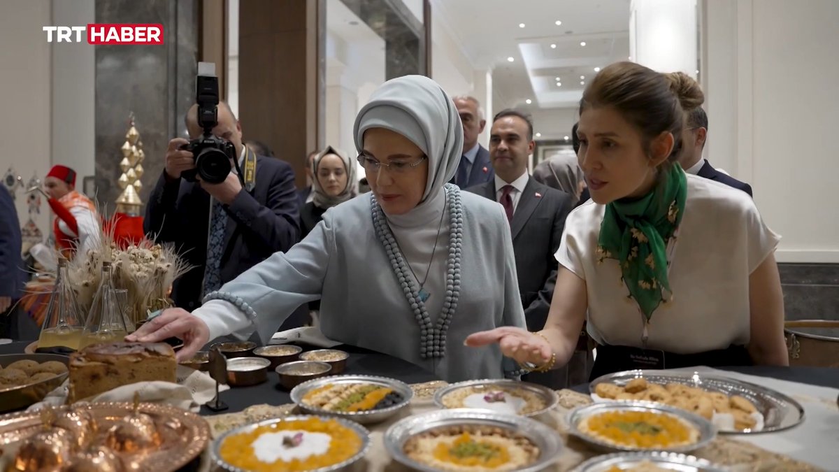 Emine Erdoğan, NATO Zirvesi kapsamında Ankara'ya gelen liderlerin eşlerini Çankaya Köşkü'nde ağırlayacak. "Çocuklar, Teknoloji ve Güvenlik: Gelecek Nesli Korumak" temalı toplantı düzenlenecek, Türk mutfağının lezzetleri ve geleneksel el sanatı ürünleri tanıtılacak. #NATOsummit