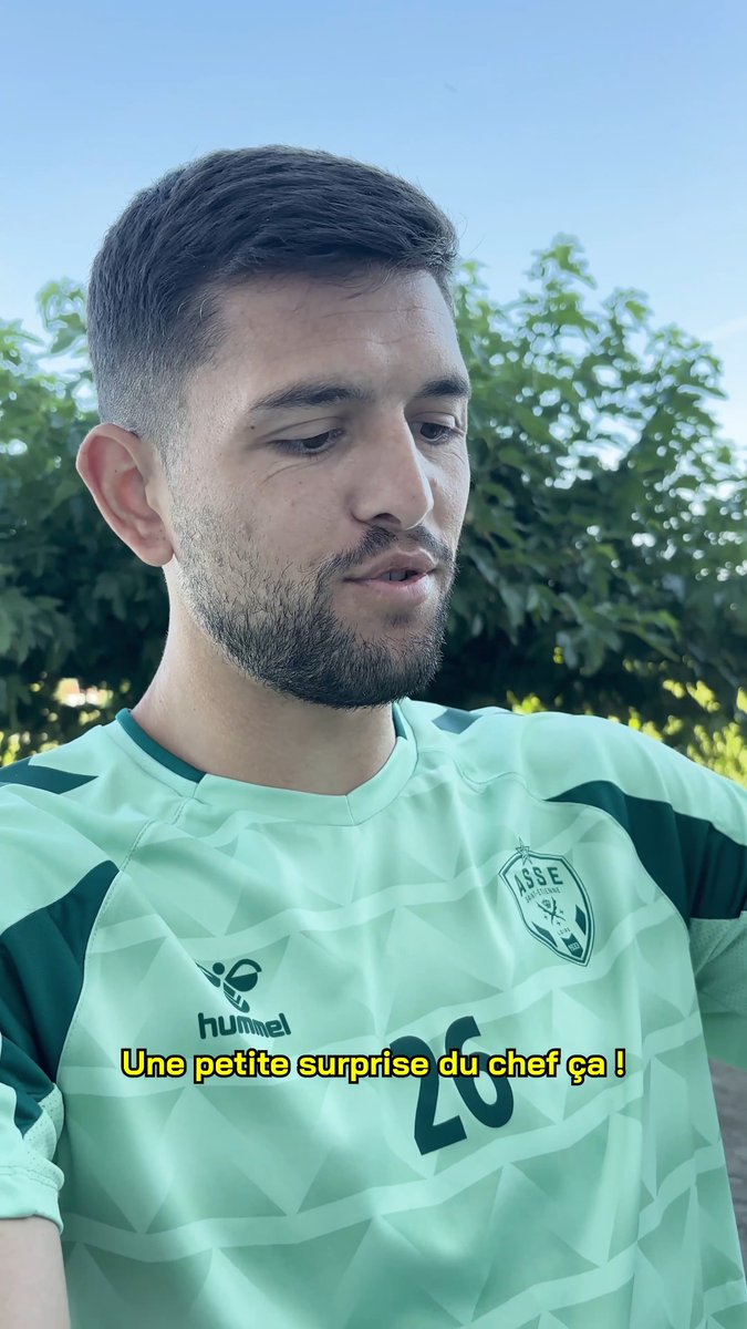 👀 Le nouveau maillot domicile, c’est pour demain… Sauf pour les Verts qui l’ont découvert ce matin ! Rendez-vous ce mercredi, 18h, place de l'Hôtel de Ville ! 💚