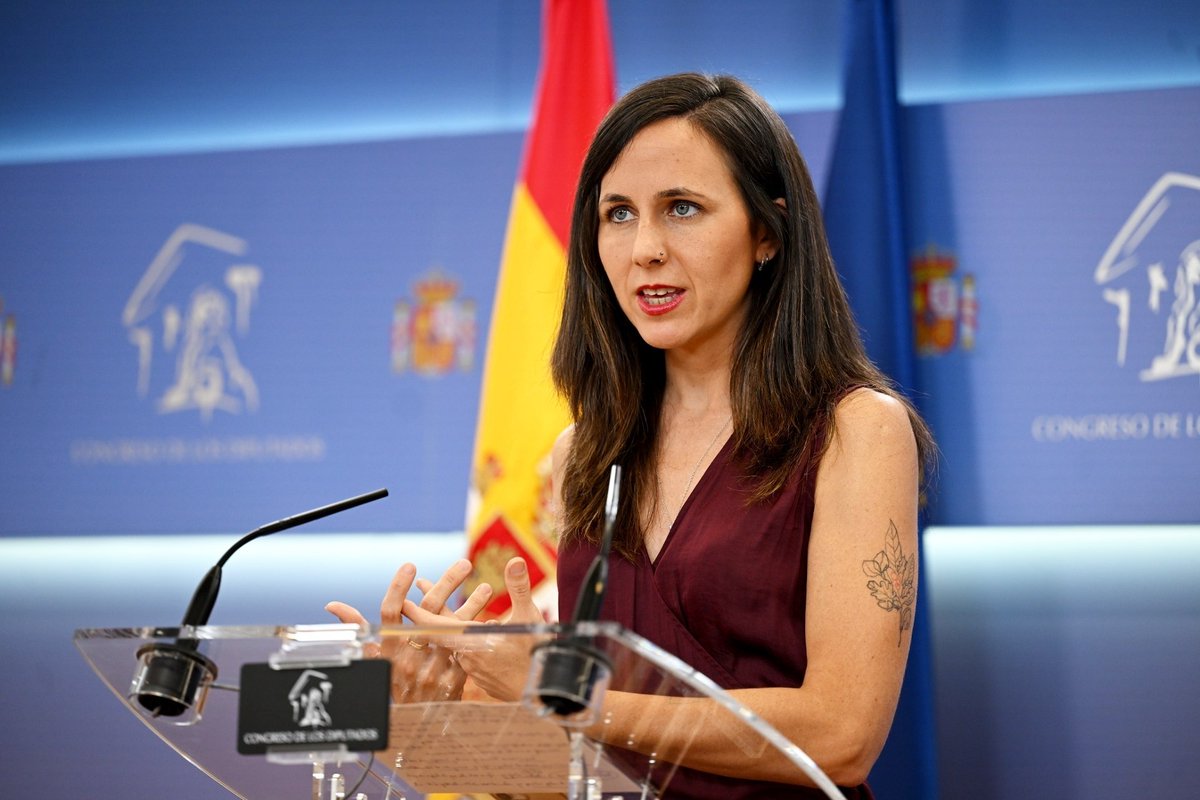 28.000 millones de euros al año salen de inquilinos e inquilinas y van a parar a los caseros. Si esto no es lucha de clases, que baje dios y lo vea. Esta situación es inaceptable porque no hay nada más antidemocrático que las políticas de especulación de vivienda. 🎥Ione Belarra