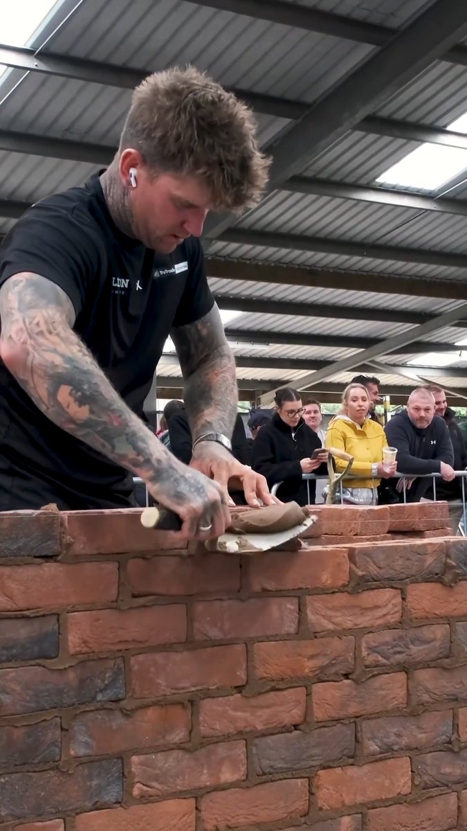 Most bricks laid in one hour 🧱⏱️ 1,065 by Charlie Collison 🇬🇧 Charlie recently broke a record of 872 that had stood for over 30 years.