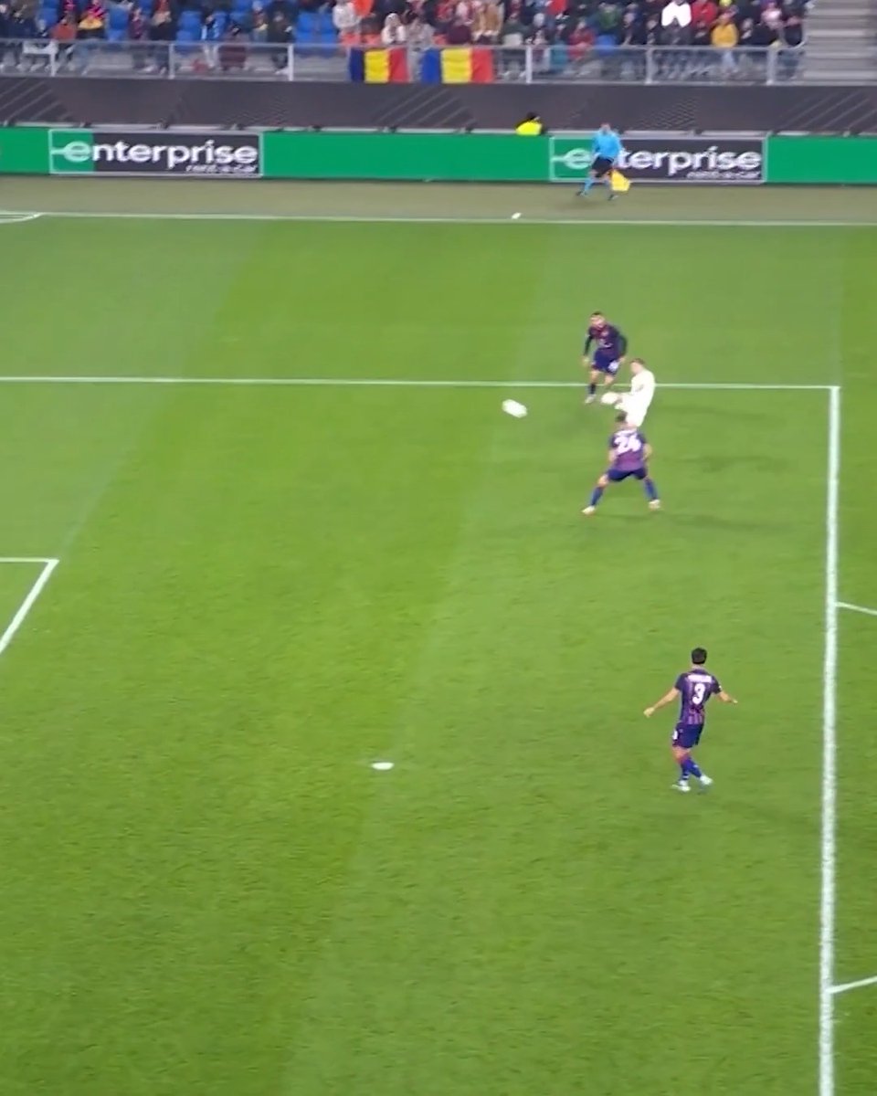 The chest control and volley 😶 #UEL