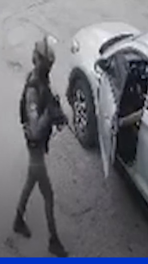 Un policier israélien lance une grenade assourdissante dans une voiture occupée par des Palestiniens