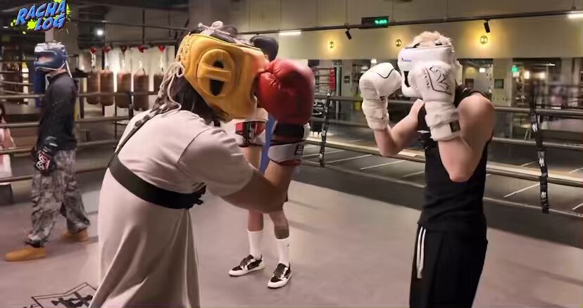 🐿️: achou 🥊 achou 🥊 achou 🥊achou 🥊 achou O JISUNG FAZENDO “cadê? achou” QUANDO O CHAN FOI ATACAR, COMO PODE ELE SER A PESSOA MAIS ENGRAÇADA DO MUNDO 😭😭😭 A RISADA DO CHAN 😭