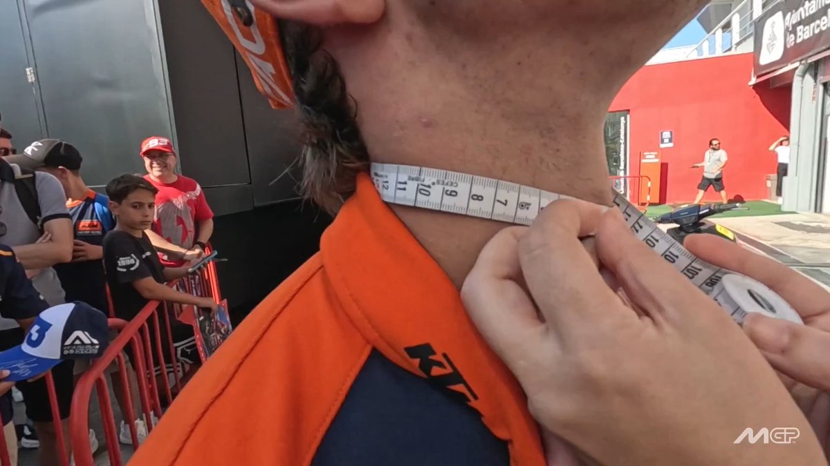 👀Pedro Acosta has an unique braking technique thanks to his body His crew chief Paul Trevathan explains how The Shark uses his neck and upper body to his advantage 🔎 #MotoGP