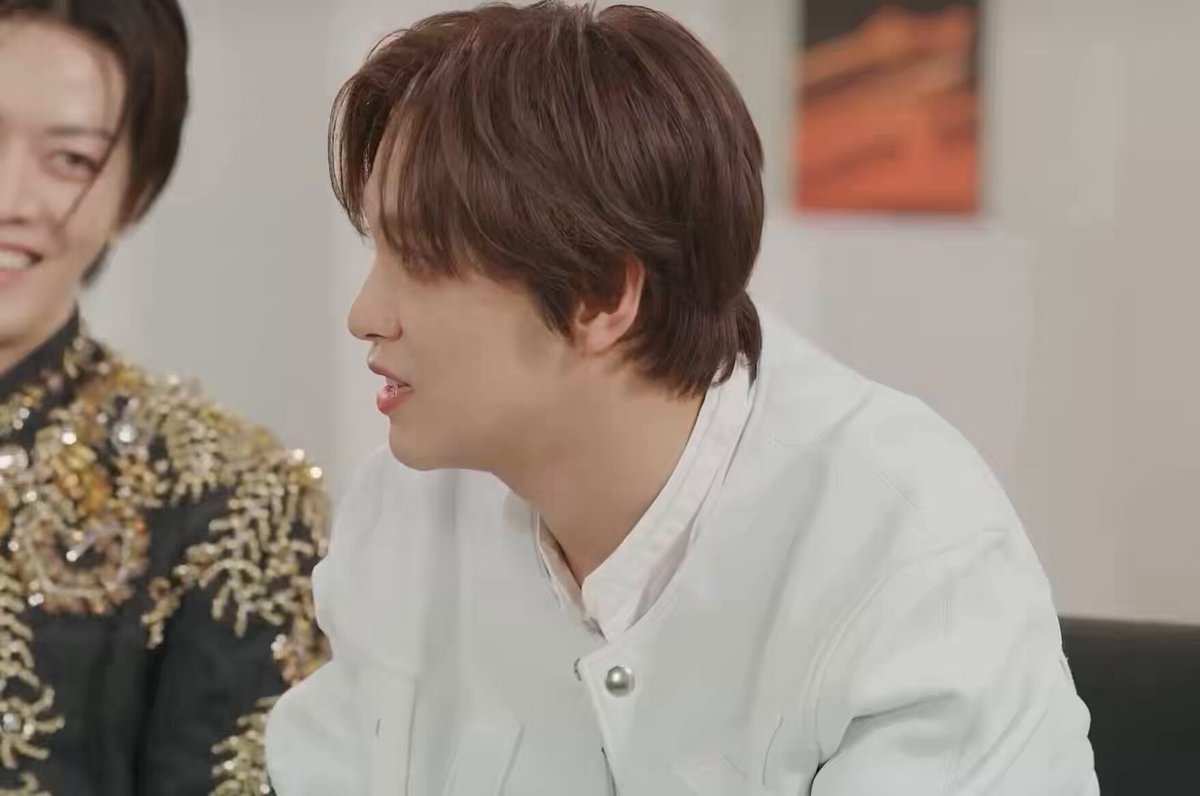 แฮชานเล่าที่มาของมีม “I love my job” ของนสจ พี่เมเนบอกแฮชานว่าอันนี้ต้องทำนะคะ แต่แฮชานไม่ยอมฟังเลย พี่เมเนเลยเดินหันหลังออกไป แล้วบ่นเบา ๆ ว่า… i love my job คือ มานดื้อแท้ แล้วจังหวะตอนสุดท้ายหันไปมองพี่เมเนแล้วยกนิ้วโป้ง โคตรอ้วม โคตรดื้อ 5555555555555555555