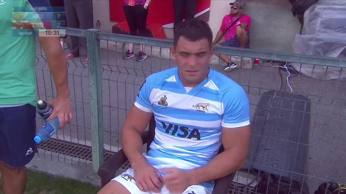 🇦🇷❌ MALAS NOTICIAS PARA PUMITAS ℹ️ Por una mala limpieza de un ruck, Benjamín Ordíz vio la roja frente a Inglaterra, promediando el primer tiempo. ➕ Mirá el mejor rugby en Disney+ Plan Premium.