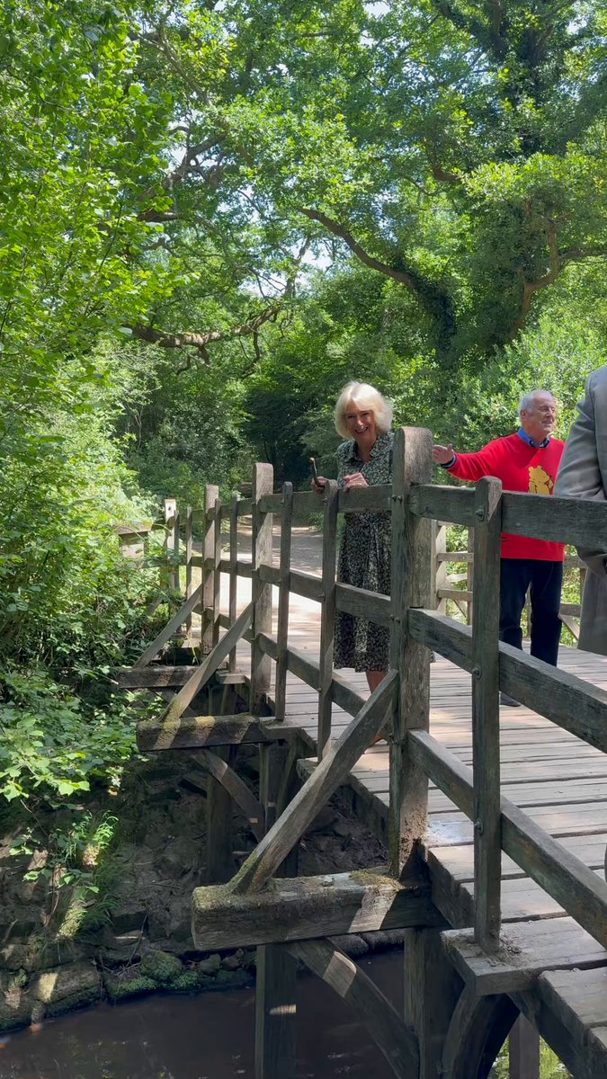 Deep in the 100 Acre Wood… The Queen was joined by children for a game of ‘pooh sticks’ on the same bridge where A. A. Milne played with his son, Christopher Robin. 🍯 As Patron of the Royal Literary Fund, Her Majesty is visiting Ashdown Forest to mark 100 years since the publication of the first Winnie-the-Pooh book in 1926.