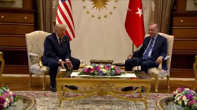 ABD Başkanı Trump: Başkan inanılmaz bir iş çıkardı. Az önce havaalanına iniş yaptık—böyle güzel bir havaalanı görmek ve bir binanın benim adıma adlandırılmış olması. Bundan dolayı çok mutlu oldum.