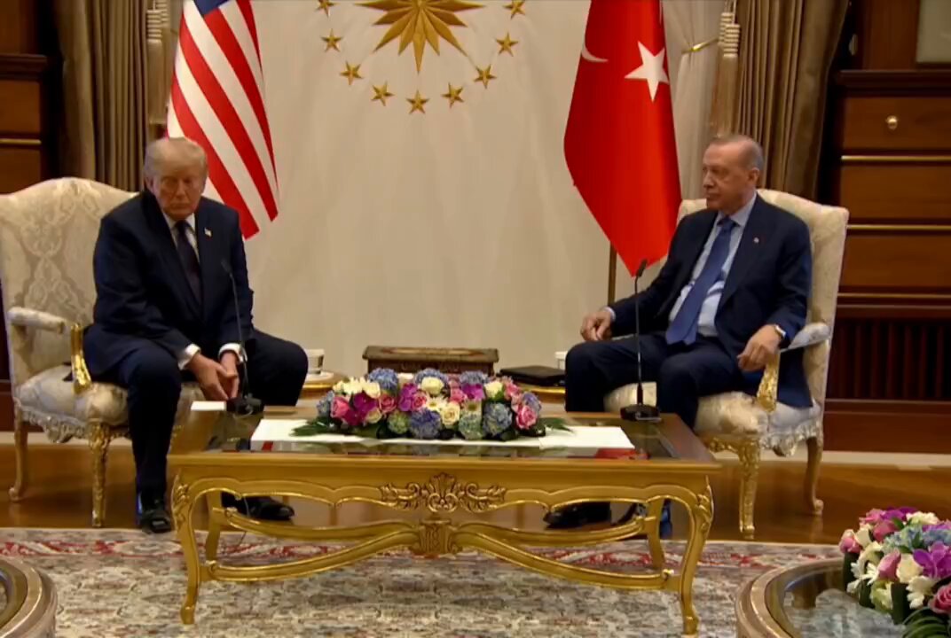 🔴ABD Başkanı Donald Trump: Türkiye, Cumhurbaşkanı Erdoğan’ın liderliğinde çok güçlü bir ülke. Askerî açıdan ne kadar güçlü olduklarını insanlar biliyor. Aslında herkes Türkiye’nin ne kadar güçlü olduğunu bilmeli. Türkiye ve Cumhurbaşkanı Erdoğan, her anlamda çok güçlü.