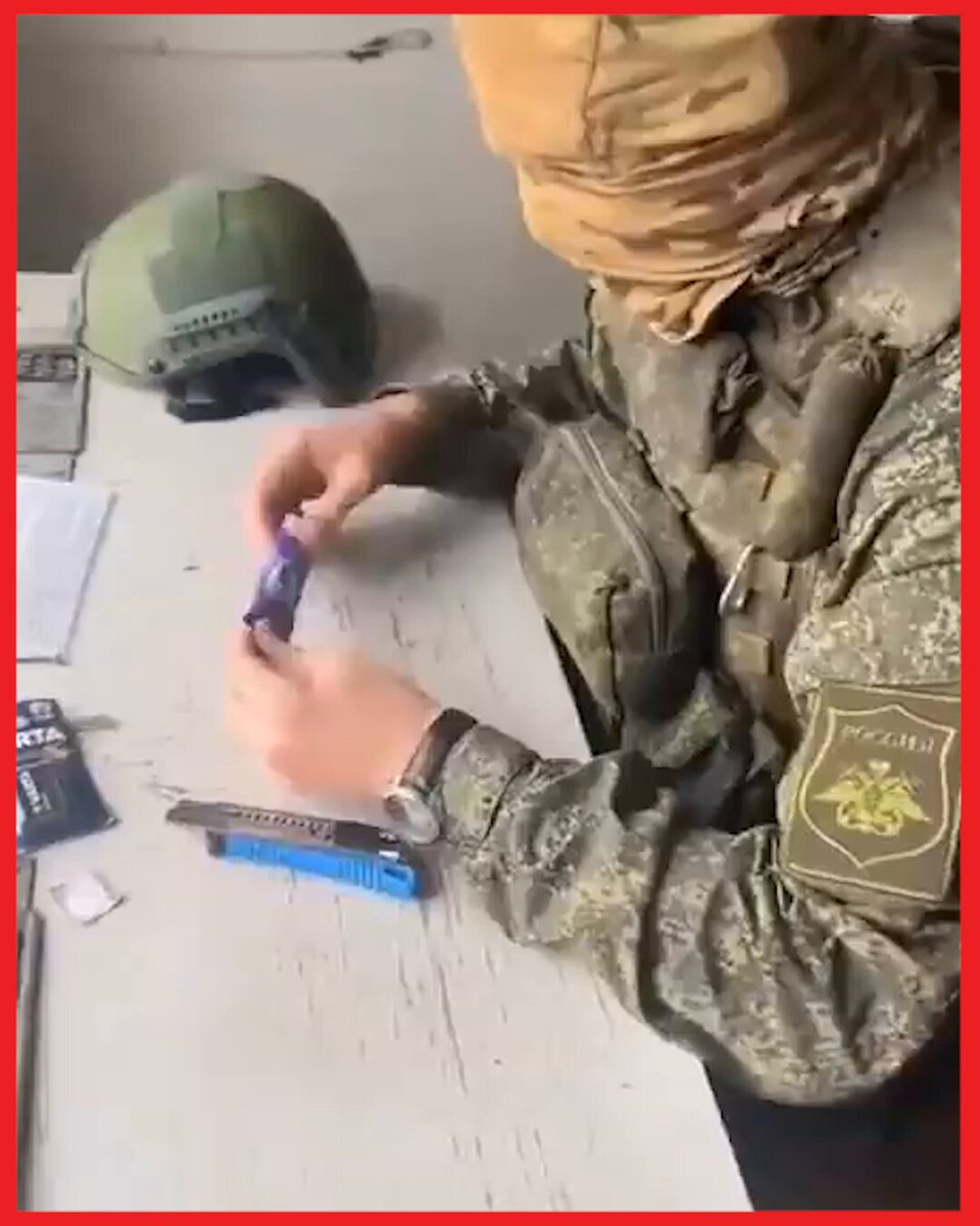 ضابط في الجيش الروسي قام بفتح بعض الحلويات والشوكولاتة التي عُثر عليها في مناطق المعارك بأوكرانيا… وهذا ما وجده.