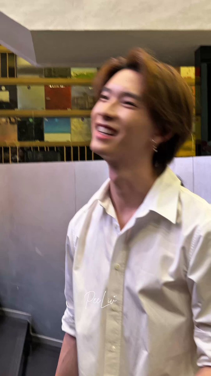ต้องอันนี้เลยตอนบริจาคของน้ำท่วม ต้องช่วยกันยกของขึ้นรถถ้าเบา ๆ พูห์จะส่งให้น้อง แต่พอมีลังไหนที่หนักพูห์จะแบกไปที่รถเอง ก็เป็นพี่แล้วนี่หน่า 🫵🏼 กู้ดบอยยยยยย #ppoohkt ♡ Pooh