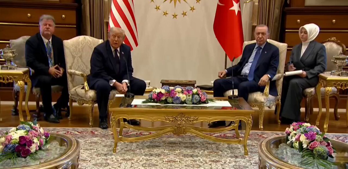 🔴Donald Trump, Cumhurbaşkanı Erdoğan'a: Kendisi ülkeyi çok daha iyi bir ülke haline getirdi, çok daha güçlü bir ülke haline getirdi. Görüyorsunuz zaten çok güzel, yollara bakıyorsunuz, harika işler yapılmış. Benim Türkiye konusunda bir endişem yok.