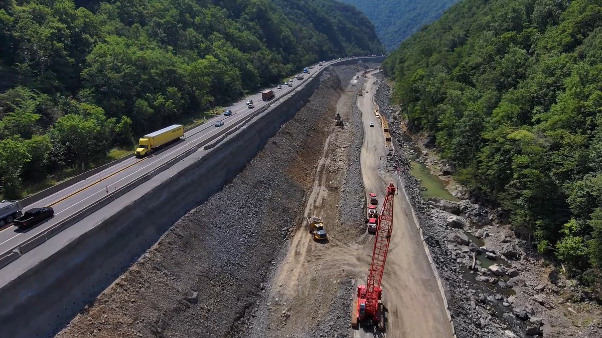 Big progress in the Pigeon River Gorge. Crews have placed ~68,000 cu. yds of roller-compacted concrete (RCC), enough to construct about three-quarters of a mile of retaining wall. That’s about 8% of the total RCC planned for the I-40 recovery project following Hurricane Helene.
