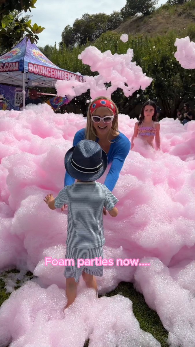 Foam parties with the #CutesieCrew look different than my legendary ones in Ibiza, but we’re still #Sliving ✨🥰 #SlivingMom 💖