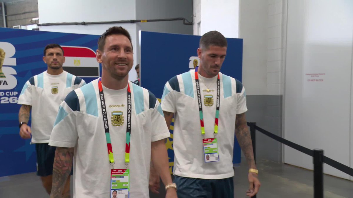 el argentino promedio está al borde del brote psicótico con un sahumerio metido en el orto pero messi siempre entra al estadio sonriendo relajado KJJ🐐