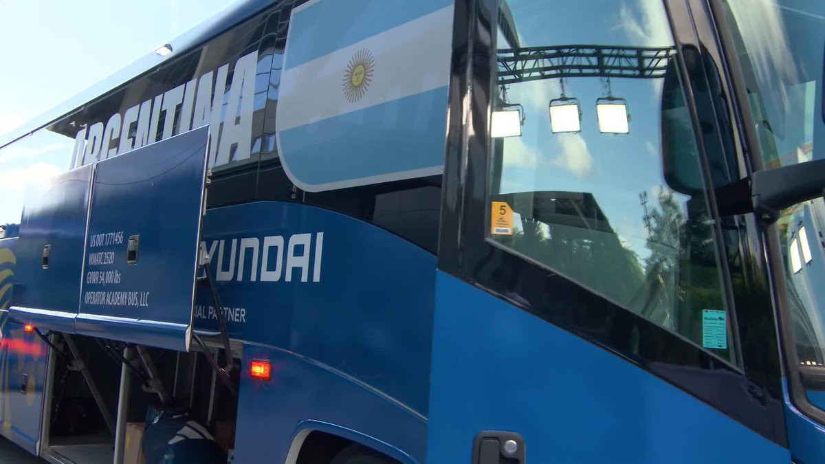 ARGENTINA, NO LO ENTENDERÍAS: ¡EL MICRO SE MOVÍA EN LA LLEGADA AL ESTADIO! ⚽ #ESPNMundial 📺 Mirá los mejores partidos de la #FIFAWorldCup por ESPN, en el Plan Premium de #DisneyPlus