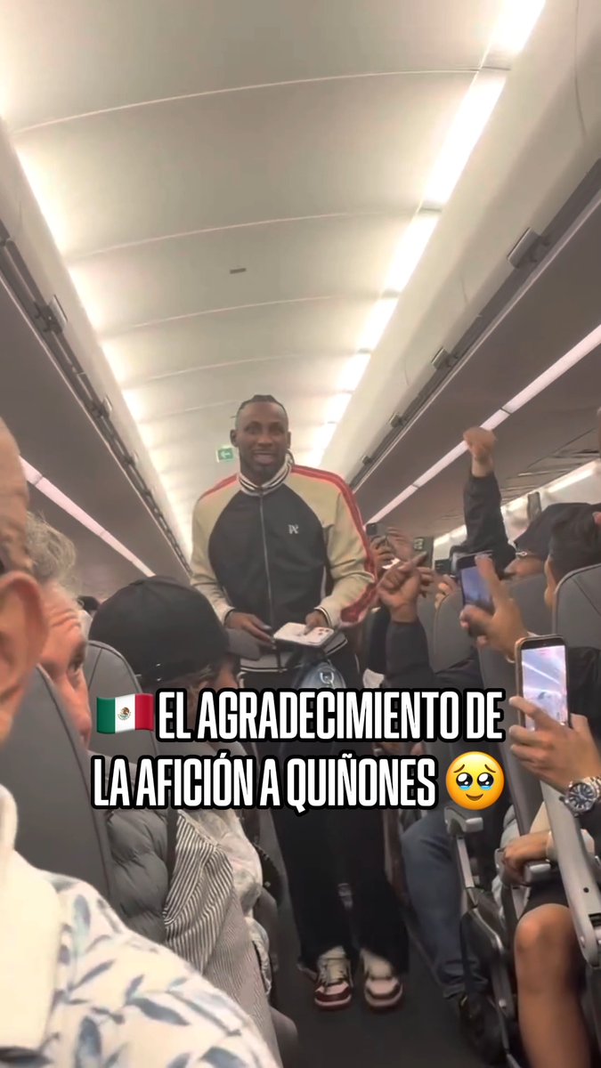 ¡IMÁGENES QUE EMOCIONAN! 🥹 🇲🇽 Julián Quiñones dejó México y esto sucedió cuando el delantero subió al avión. 👏 "GRACIAS QUIÑONES" (vía cibadhernandez)