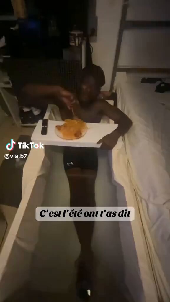 🔴⚖️🛁 INSOLITE | Un détenu prend un bain dans sa cellule de prison.