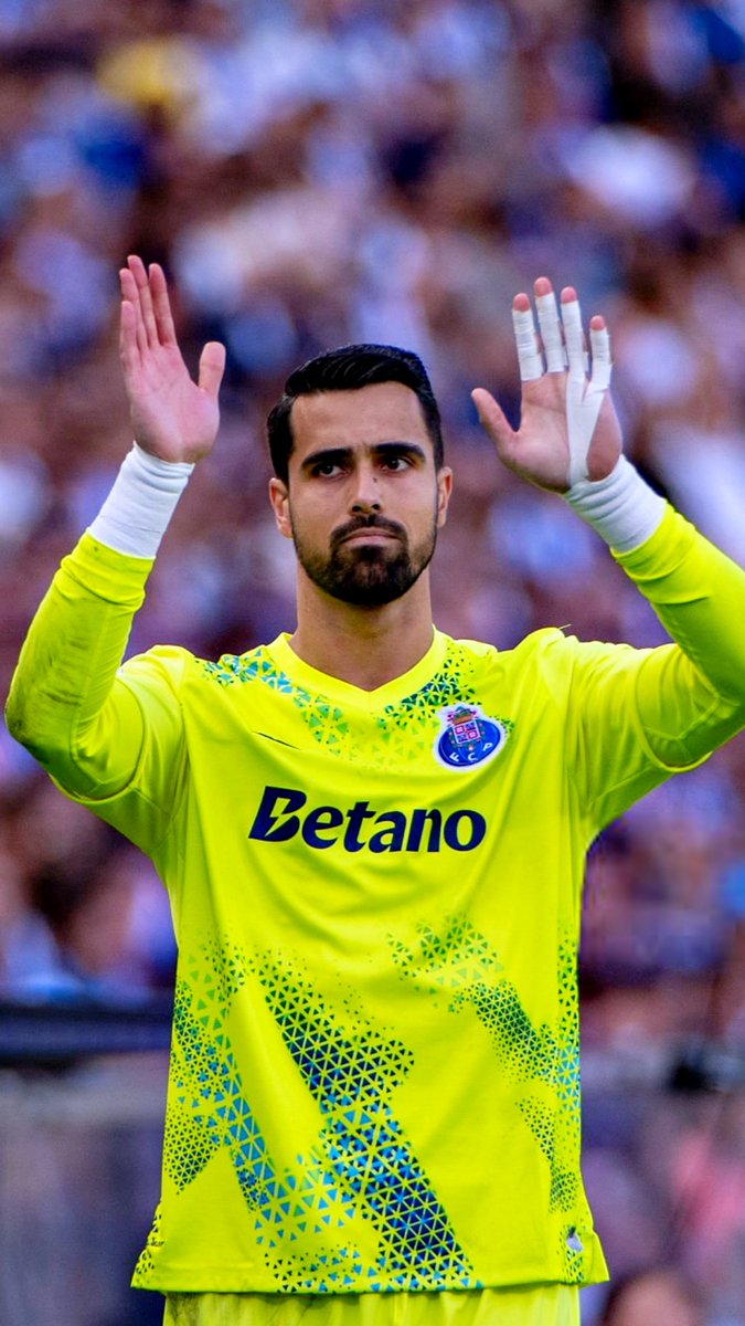 "Vamos fechar o aeroporto e a estrada [quando o Diogo Costa voltar]", diz Farioli 😂