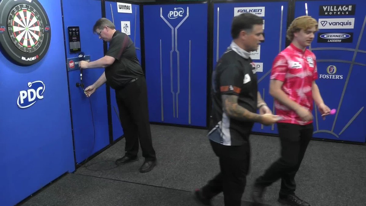 WOODY PROGRESSES! Luke Woodhouse wins four legs on the spin to beat Cam Crabtree 6-3, and books his place in the last 16! 📺 #PC24