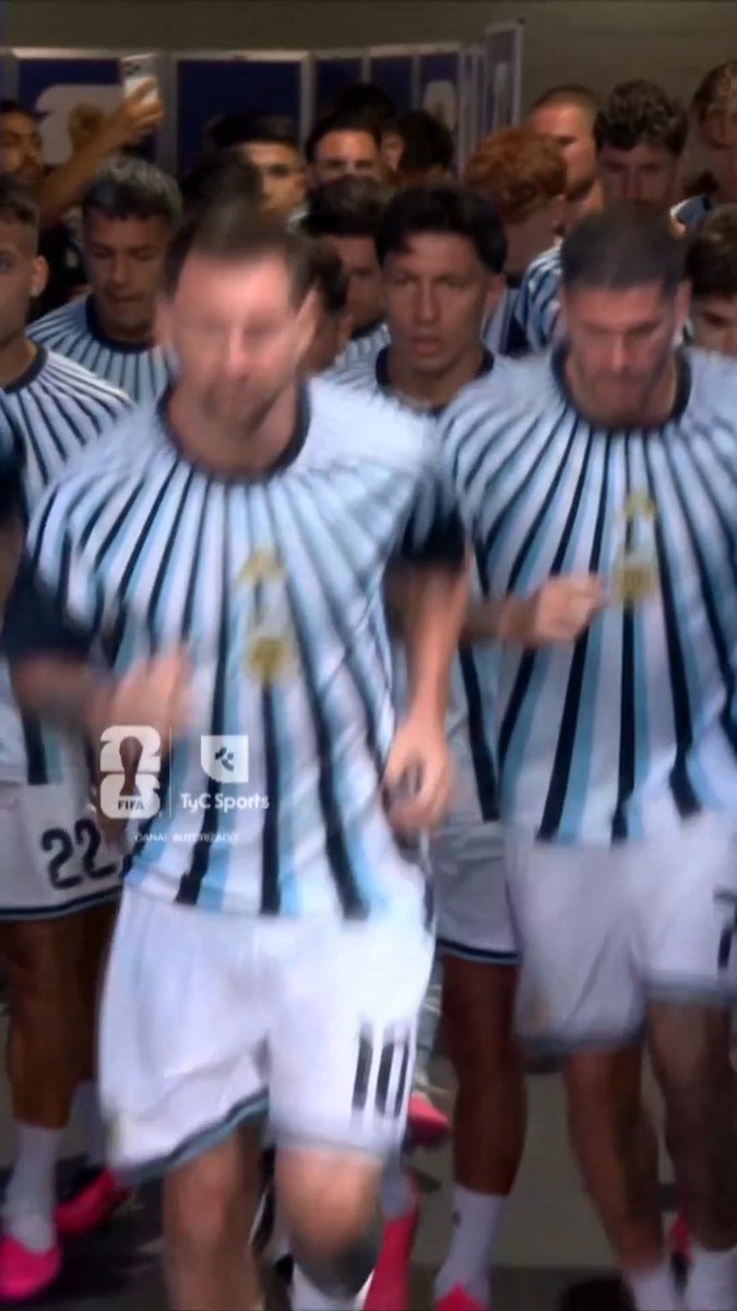 Con Messi a la cabeza, la Selección salió al campo de juego para la entrada en calor. ¡VAMOS, ARGENTINA! 💪🏻🇦🇷