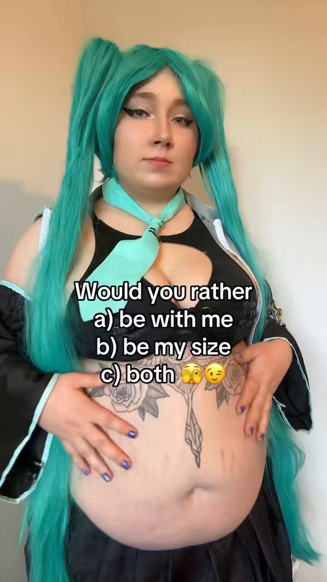 Answer below teehee 🤭 #belly #bodypositive #wouldyourather