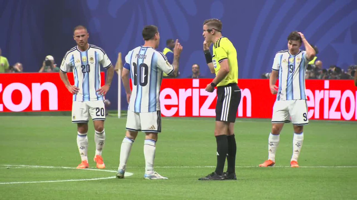 ¡ENOJADO EL CAPITÁN! Tras el 1-0 de Egipto, Messi y los jugadores argentinos fueron directo a reclamarle al árbitro. 🎬 #ESPNMundial 📺 Mirá los mejores partidos de la #FIFAWorldCup por ESPN, en el Plan Premium de #DisneyPlus