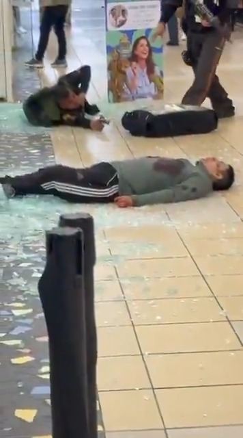 🚨 Balacera en el centro comercial Riocentro Sur en Guayaquil Momentos de tensión se vivieron en el centro comercial Riocentro Sur, luego de que delincuentes intentaran asaltar a guardias de seguridad de un vehículo blindado. Durante el hecho, se registró un enfrentamiento armado y los presuntos antisociales fueron abatidos. La balacera generó alarma entre ciudadanos que se encontraban en el lugar.